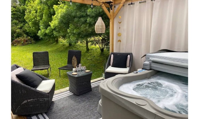 Royal Hawaiian Estates Apartment | nHot tub in rainforest -Clean & Cozy, 5 min to Volcanoes Natl Park, coffee & Tea