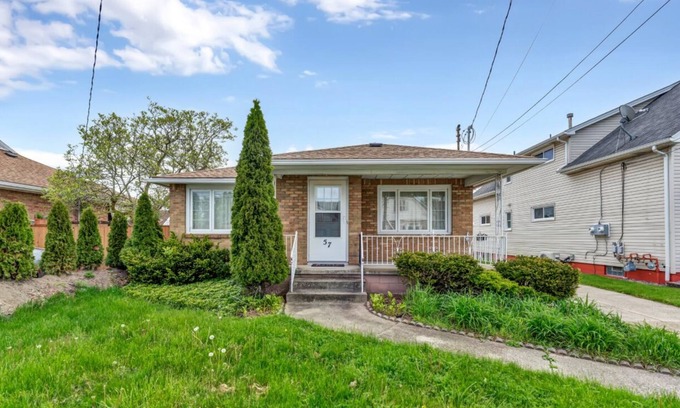 Cheektowaga House | Niagara Falls, Highmark, Buffalo Vacation House