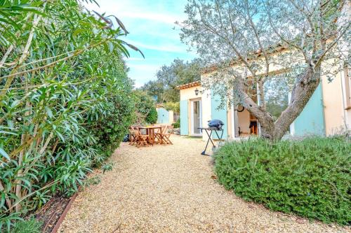 Preconil Villa | Nice air-conditioned house with flower garden