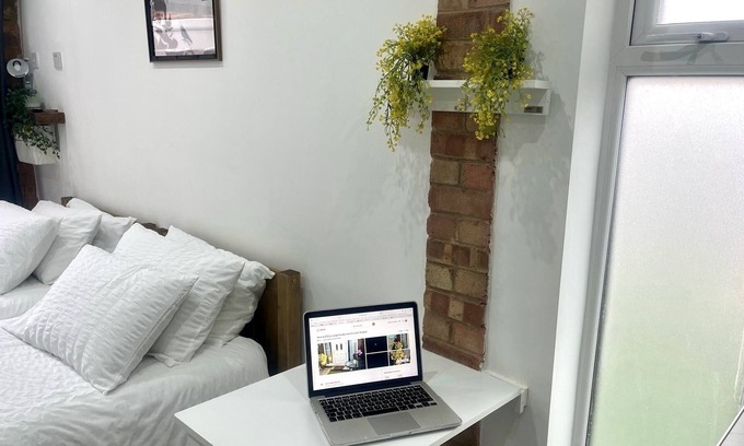 Luton Apartment | Nice and Cosy Large Studio Near Luton Airport
