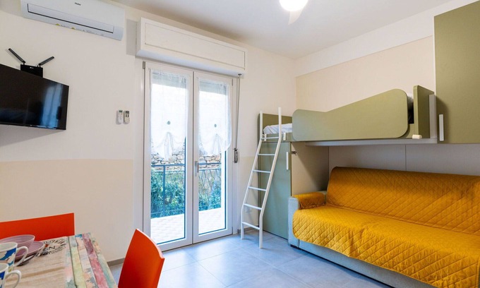Santo Stefano al Mare Apartment | Nice apartment for 3 guests with WIFI, A/C, TV, balcony, pets allowed and parking