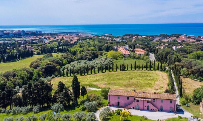 Castiglioncello Apartment | Nice apartment for 4 guests with WIFI, A/C, pool, TV, patio, pets allowed and parking