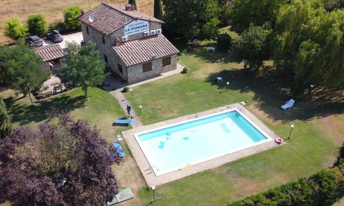 Poggiarello Villa | Nice apartment in villa for 2 people with A/C, pool, TV and parking, close to Siena
