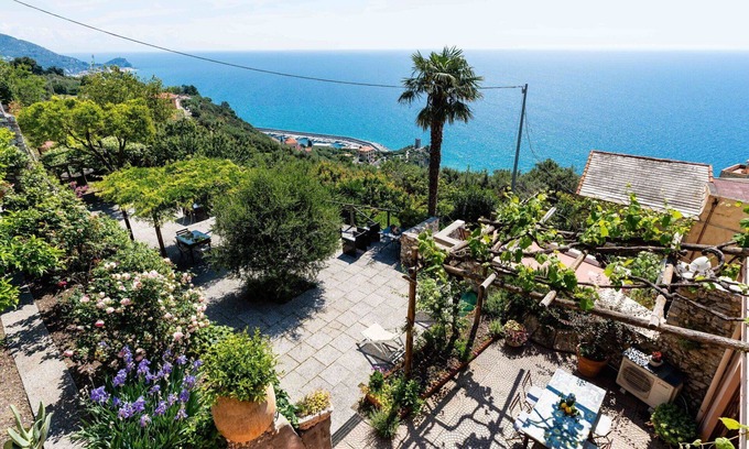 Finale Ligure Apartment | Nice apartment for 5 guests with WIFI, A/C, TV, patio and parking