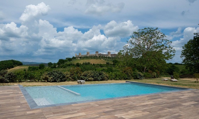 Monteriggioni Apartment | Nice apartment for 2 people with A/C, pool, WIFI, TV, pets allowed and parking, close to Siena