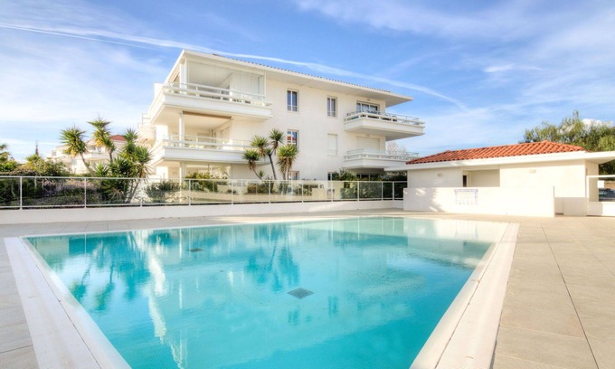 Carqueiranne Apartment | Nice apartment for 2 people with pool, WIFI, A/C, TV and terrace