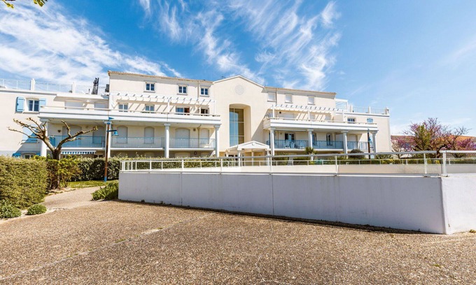 Vaux-sur-Mer Apartment | Nice apartment for 4 people with WIFI, pool, TV, balcony, pets allowed and parking