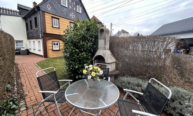 Grossschoenau Apartment | Nice apartment for 3 guests with WIFI, TV, patio, pets allowed and parking