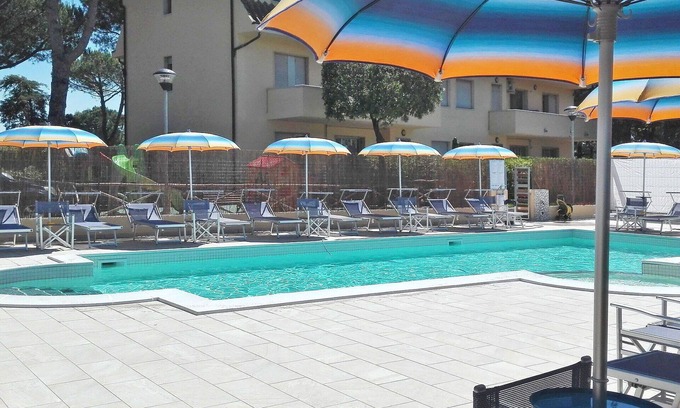Marina di Cecina Apartment | Nice apartment for 6 people with WIFI, pool, A/C, TV, patio, pets allowed and parking