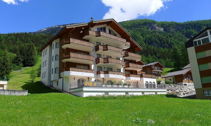 Leukerbad Apartment | Nice apartment for 8 guests with WIFI, hot tub, TV, balcony and parking