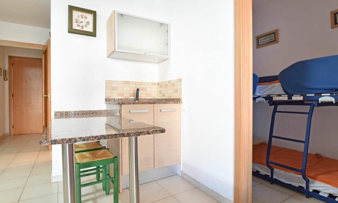 Torredembarra Apartment | Nice apartment for 4 guests with WIFI, pool, TV, terrace and parking