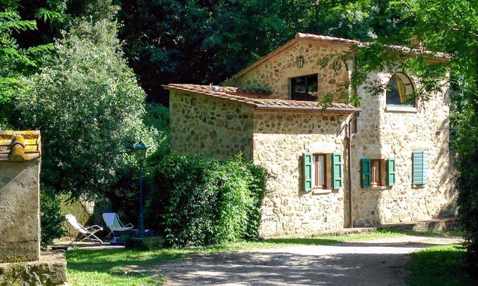 Roccastrada Villa | Nice apartment in villa for 4 guests with WIFI, pool, TV, patio, pets allowed and parking