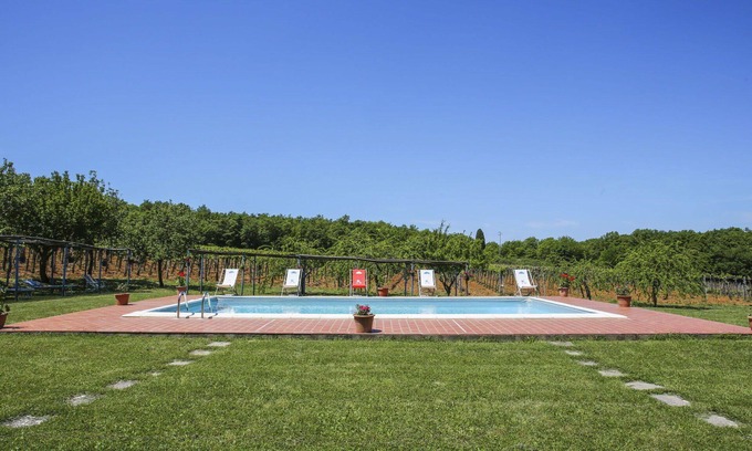 Monteriggioni Villa | Nice apartment in villa with WIFI, pool, TV, patio, pets allowed, panoramic view and parking