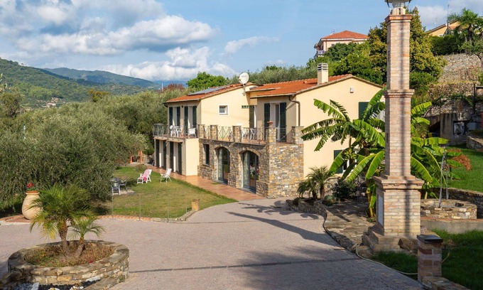 Costa dʼOneglia Villa | Nice apartment in villa for 4 people with WIFI, TV, patio, pets allowed, panoramic view and park.