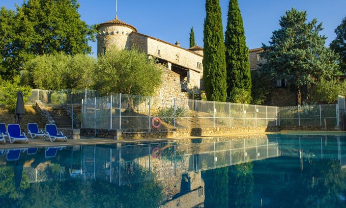 Casteljau Apartment | Nice apartment with pool, internet, TV, balcony, pets allowed, panoramic view and parking