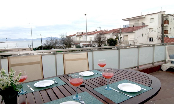 L'Escala Apartment | Nice apartment with large terrace and sea views