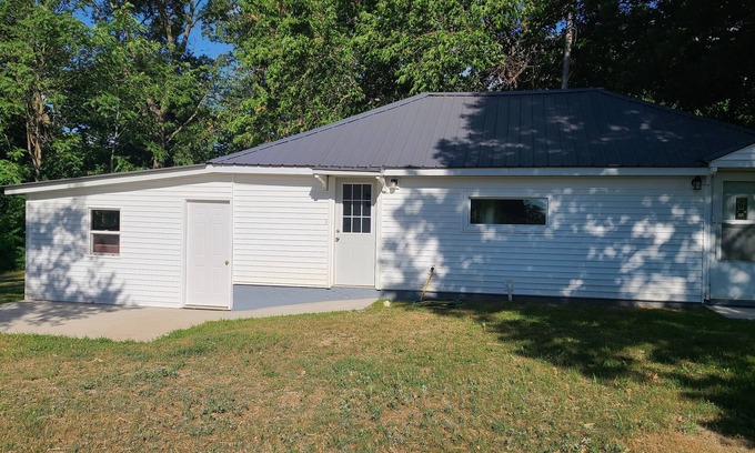 Warsaw House | Nice centrally located recently remodeled house with a double lot that sleeps 5