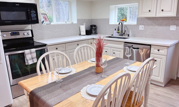 Kirkland House | Nice, clean and cozy place to stay with family and friends
