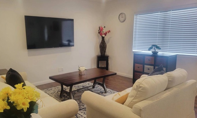 Paramount House | Nice&confortable/house in wonderful Paramount with free park