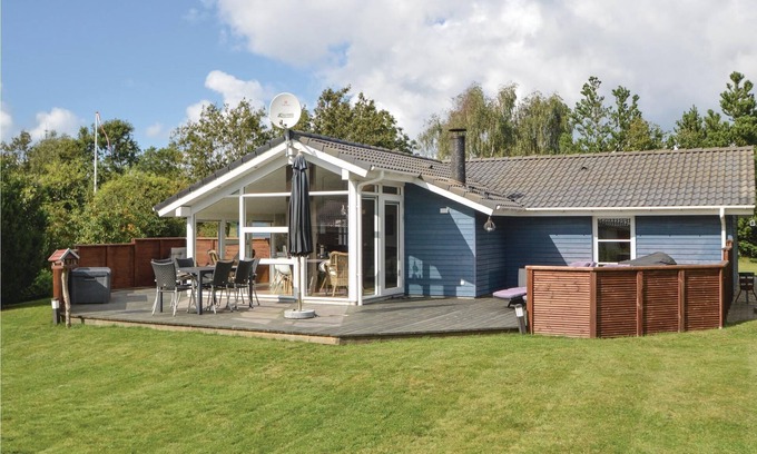 Henne House | Nice cottage with carport on undisturbed lawned property.