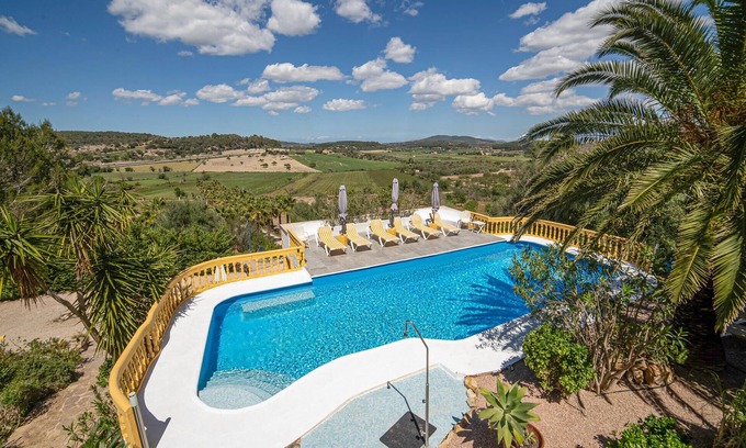 Montuiri House | Nice home in Montuiri with kitchen