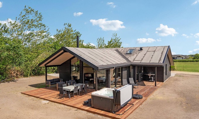 Skaven Strand House | Nice home in Tarm with WiFi