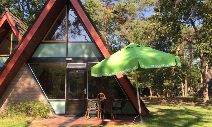Stramproy House | Nice house with a terrace, located near a pond
