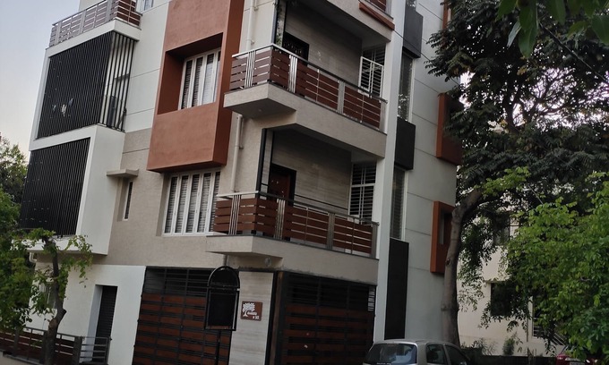 Bengaluru Apartment | Nice North-East corner apartment with very good privacy and ample parking place
