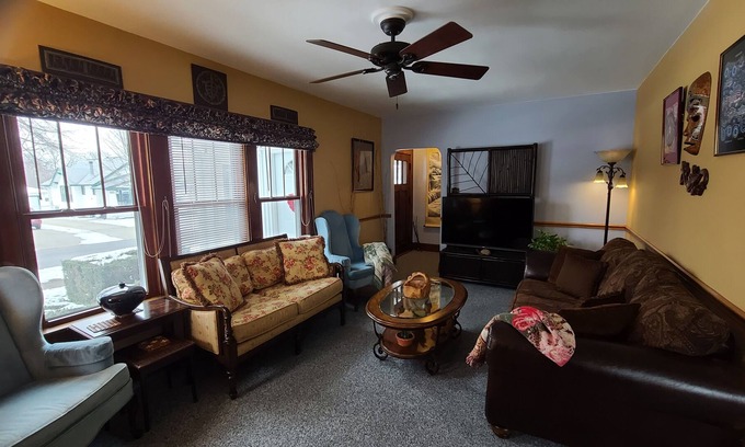 Lombard House | Niche accommodation in Chicago suburb - Elm Room