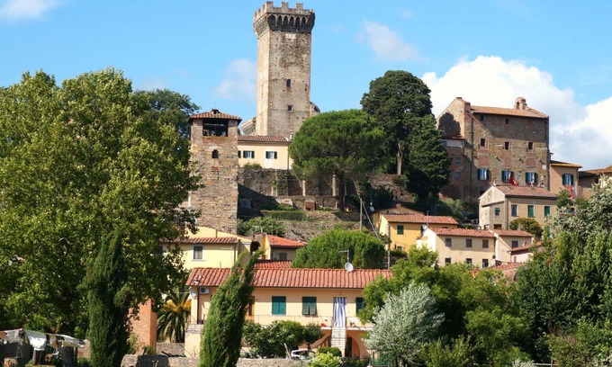 Vicopisano Apartment | Nido Bianco, Authentic Tuscany + garden + AC, village centre. Nr Pisa/Lucca