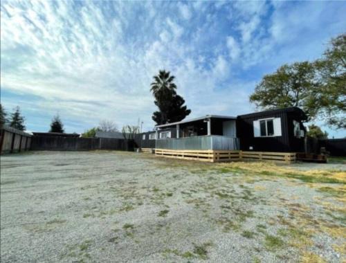 Visalia House | Nifty Trailer With Spacious Parking