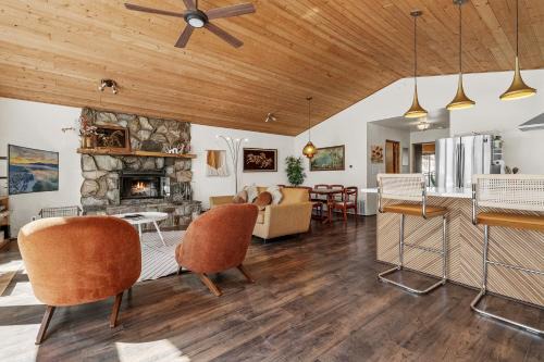 Fawnskin House | Nightcap Lodge- HOT TUB WITH BREATHTAKING MOUNTAIN VIEWS!