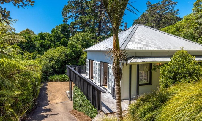 Waiheke Island House | Nikau Grove - Onetangi Holiday Home