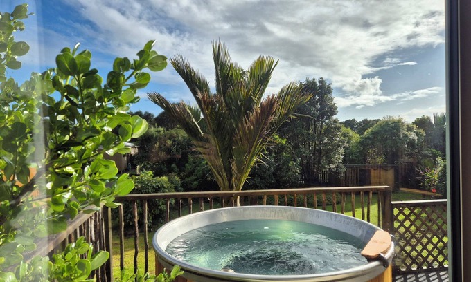 Punakaiki Cottage | Nikauscapes - Hot Tub in Punakaiki village