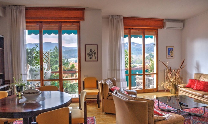 La Spezia Apartment | Nilde's House. 100 sqm elegant, Wifi and air conditioning, close to trains and buses.
