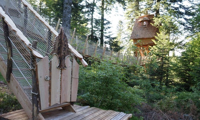 La Tour-dʼAuvergne Cabin | Nis dau Sapi tree house