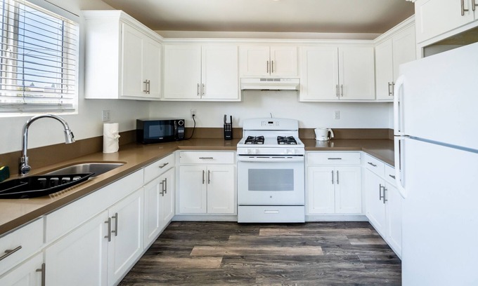 Boyle Heights Apartment | nModern Spacious 5 Bedrooms 3-Bathroom with AC Near Downtown LA with 2 Parking