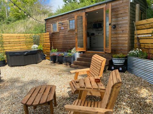Littlebredy House | No 1 Hut Lane, a cosy Hut, heating, HOT TUB and a magnificent view for 2