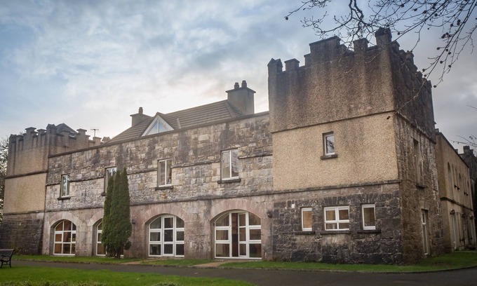 Ballynahinch Cottage | No 4 Old Manor Ballynahinch - sleeps 6 guests in 3 bedrooms