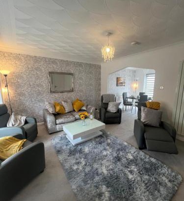 Ayr House | No 6, Ayr, 140m2, New Decor 2024, 3bedroom, detached house, with private gardens