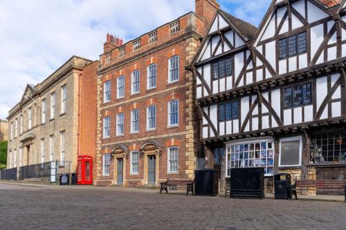 Lincoln House | No 7 Castle Hill