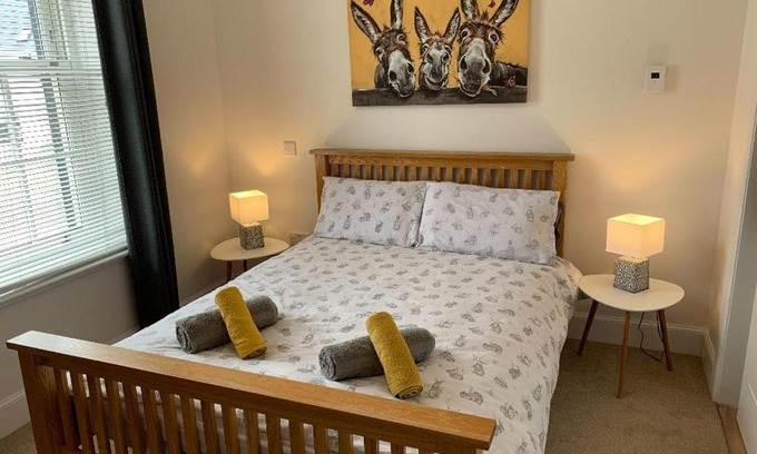 Balloch Apartment | No 7 Quiet, two bedroom Ground Floor Flat in Tornagrain Great for early Airport departures or late flights