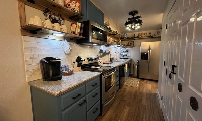 Huntsville Apartment | No chores!/6 guests/⬆️stairs/🦮🐈/WI-FI/24x24 rainshower head