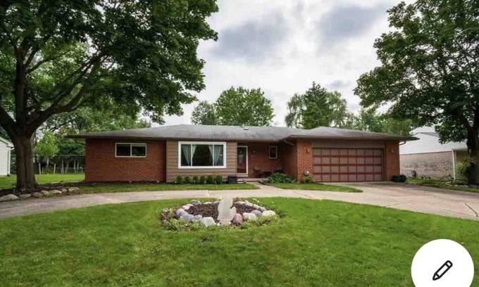 Farmington Hills House | No Cleaning Fee! 2-Bedroom Home with Library Room, 2 living spaces