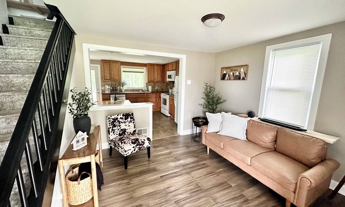 Rockwood House | No Cleaning Fee Modern Home near Seven Springs, Ohiopyle Self-Check-In, Wifi