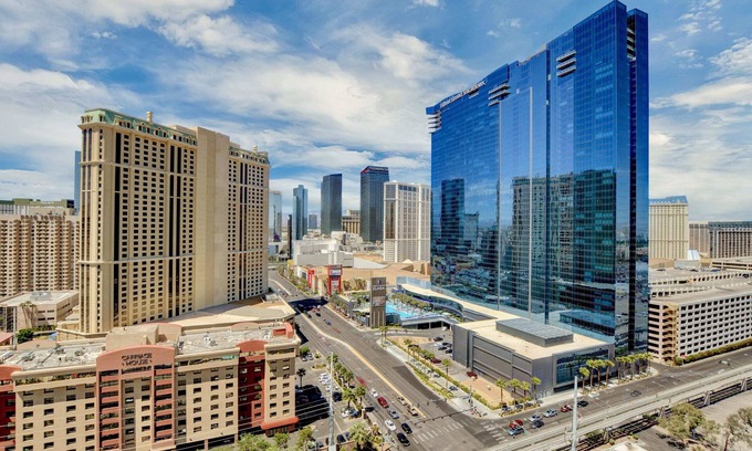 Las Vegas Condo | No Resort Fee ! Strip View Suite - Pools & Valet
