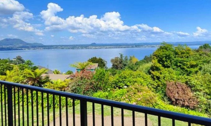 Acacia Bay House | *No Service Fee* Cozy Cabin - Panoramic Lake Views