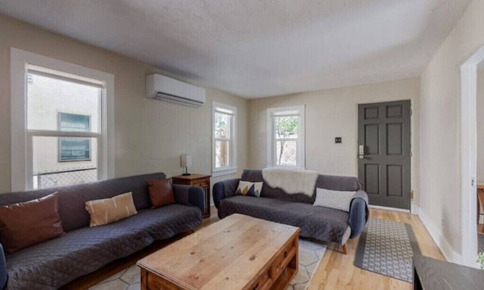 Silver Hill House | Nob Hill/UNM Luxury 3 Bedroom House w/King Bedsnn