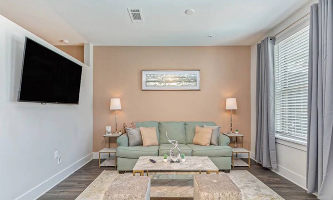Villa Heights Apartment | ⭐️NoDa King Bed | ⭐️2 Smart TVs | 5mins to Uptown⭐️