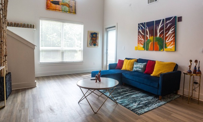 Chosewood Park Apartment | NOIR Loft 5min→Downtown King Full Kitchen Self Check-In
